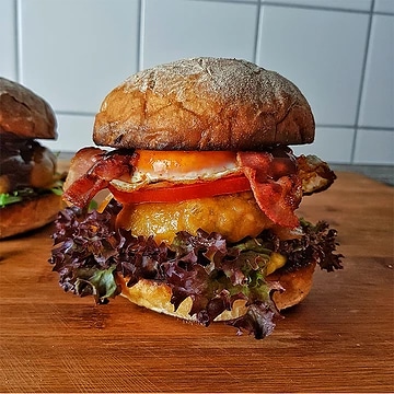edles-fleisch-rezepte-paul-cooks-burger-tomate-bacon-spiegelei